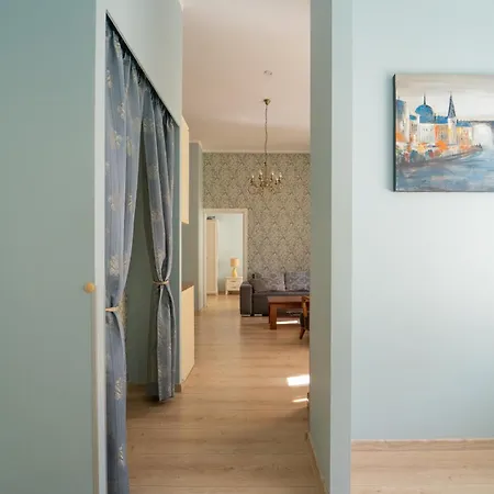 A Lovely At The Heart Of Old Town Apartment