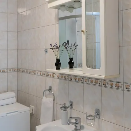 A Lovely At The Heart Of Old Town Apartment *